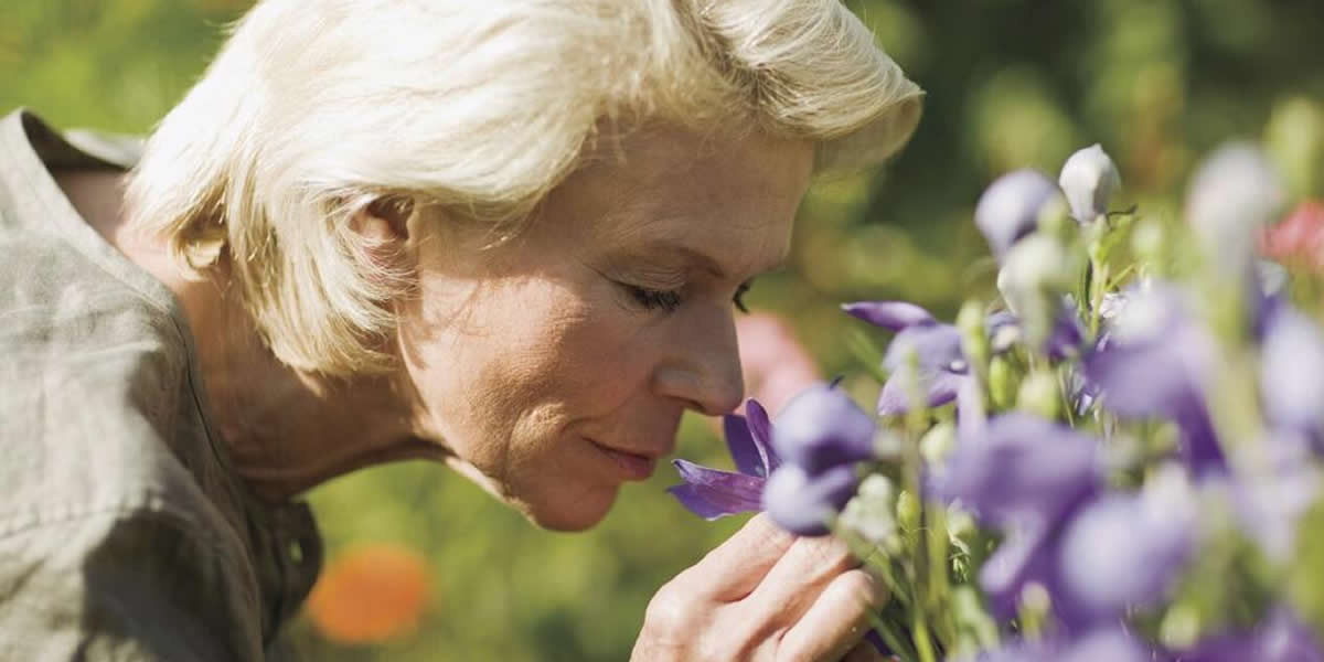 женщина нюхает цветы